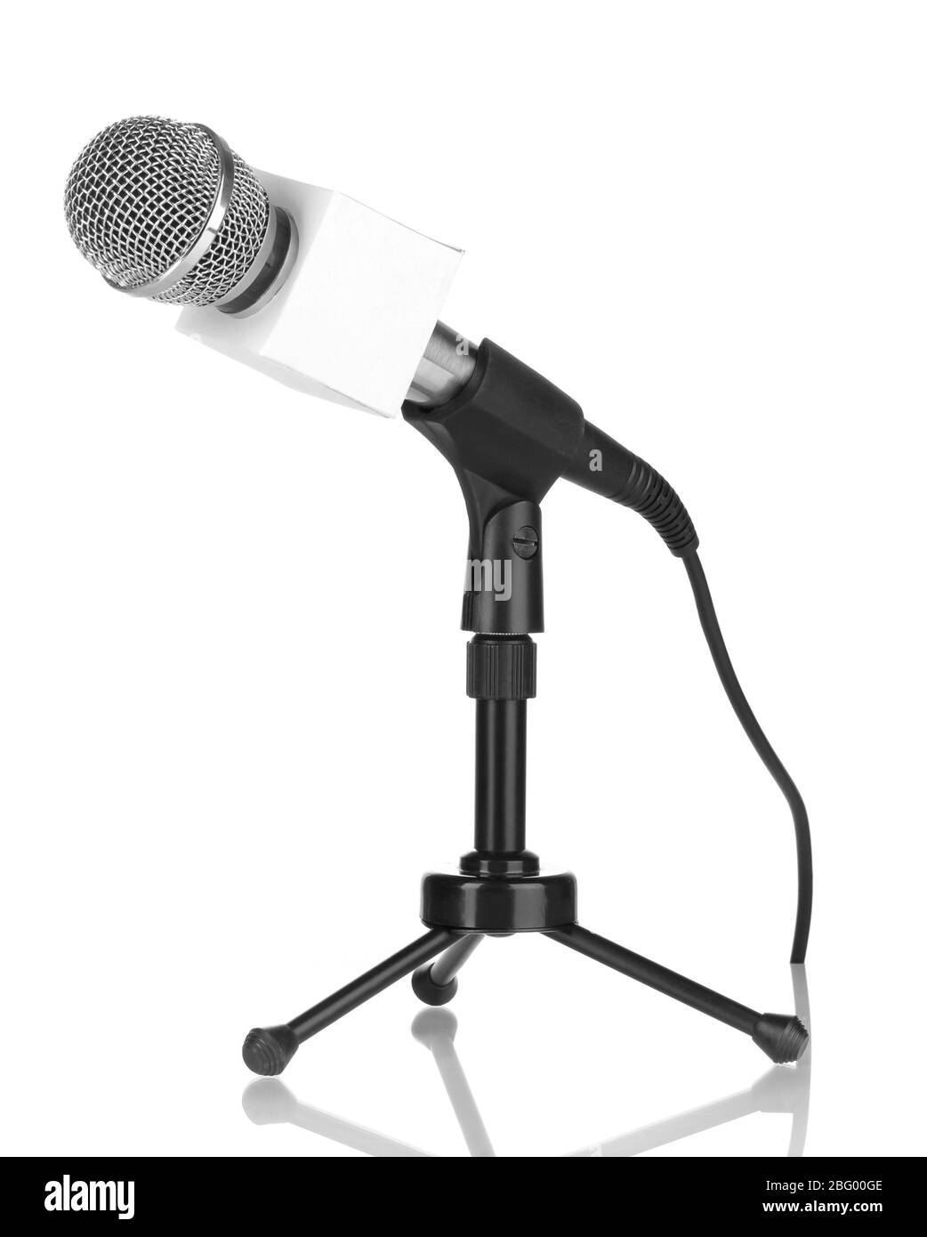 Sur le stand de microphone isolated on white Banque D'Images