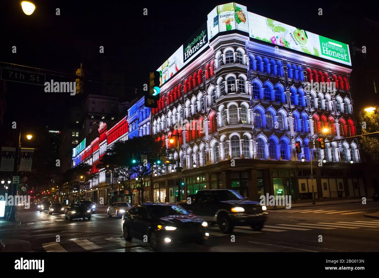 Vue horizontale nocturne de la circulation sur Market St avec passage à niveau de la 7e rue et la Citizens Bank allumée derrière Philadelphie, Pennsylvanie Banque D'Images