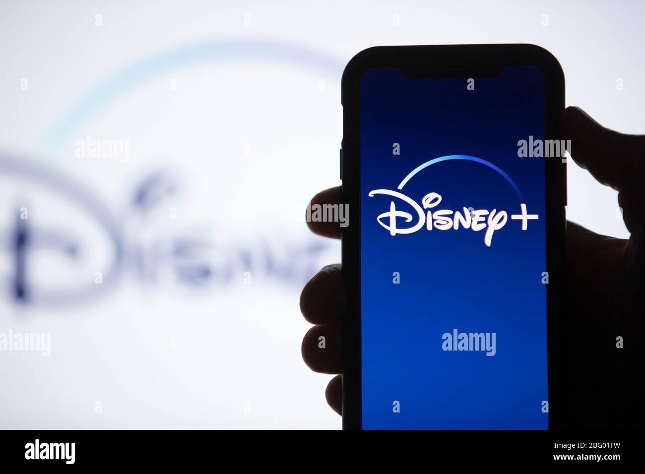 LONDRES, Royaume-Uni - 17 avril 2020 : logo Disney plus service de streaming sur un smartphone Banque D'Images