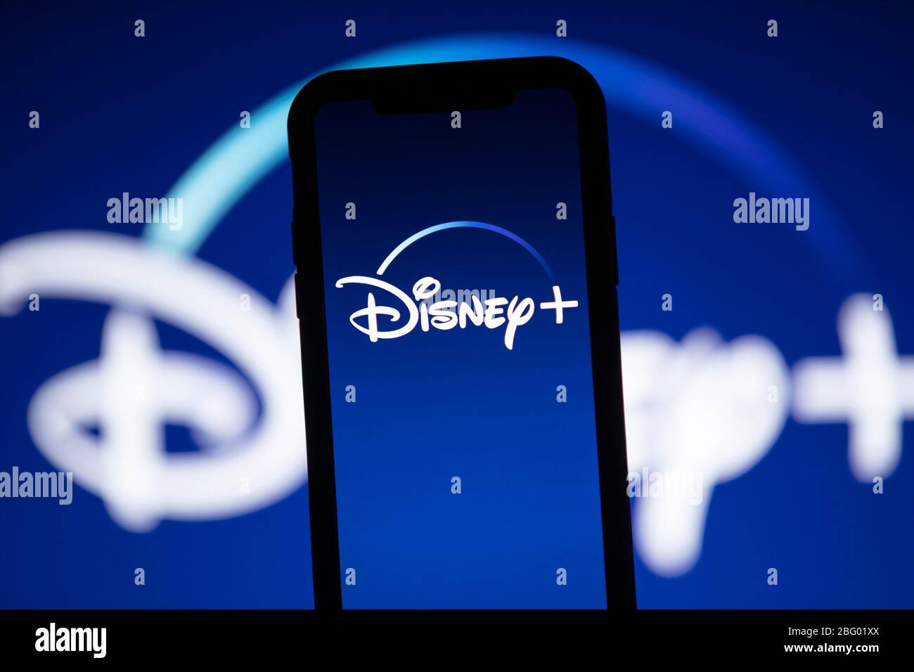 LONDRES, Royaume-Uni - 17 avril 2020 : logo Disney plus service de streaming sur un smartphone Banque D'Images