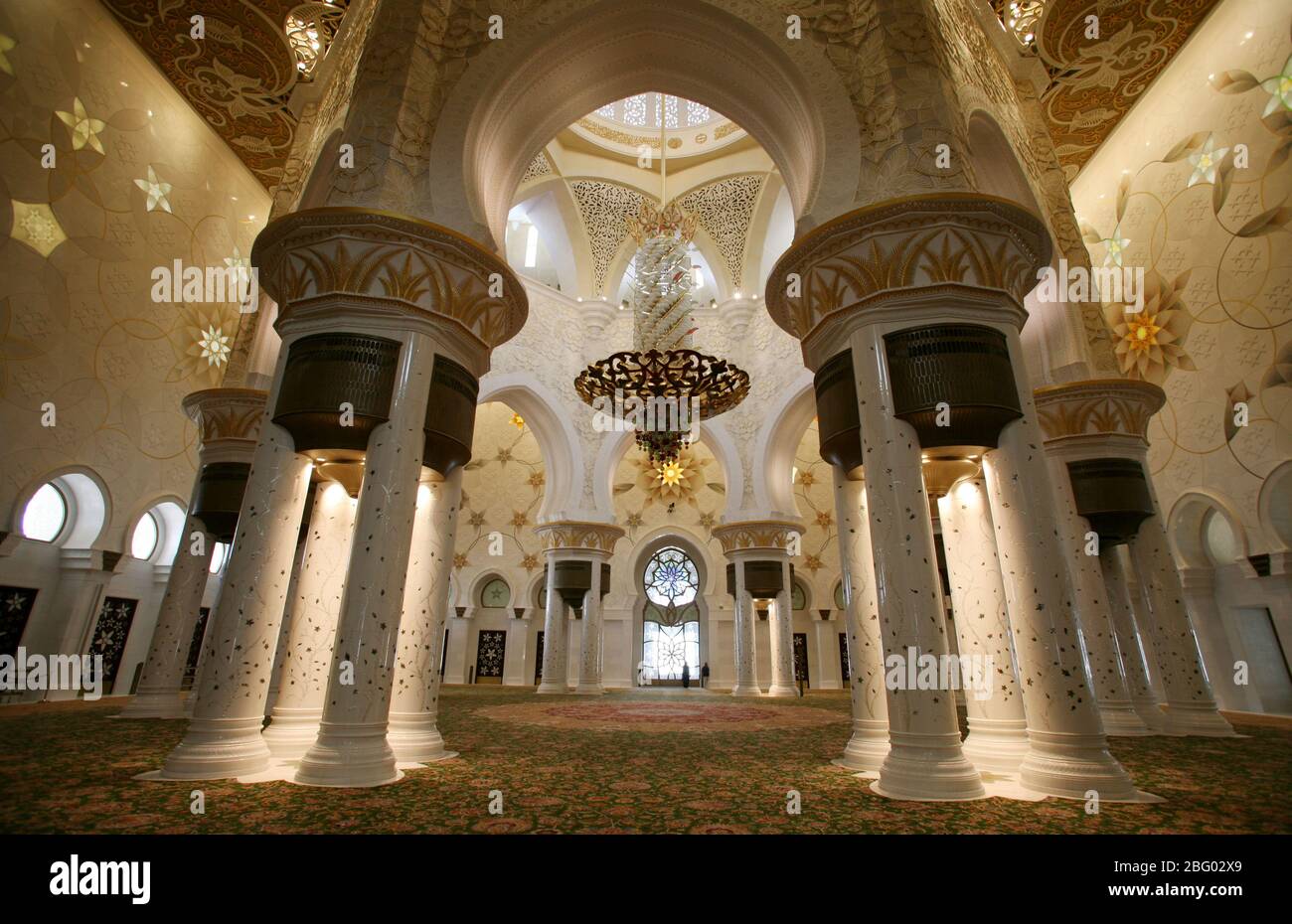 Image ©sous licence de Parsons Media. 20/07/2009. Abu Dhabi, Royaume-Uni.  Visite touristique sur le plus grand tapis du monde à l'intérieur de la  Mosquée Grand Zayed à Abu Dhabi la capitale des