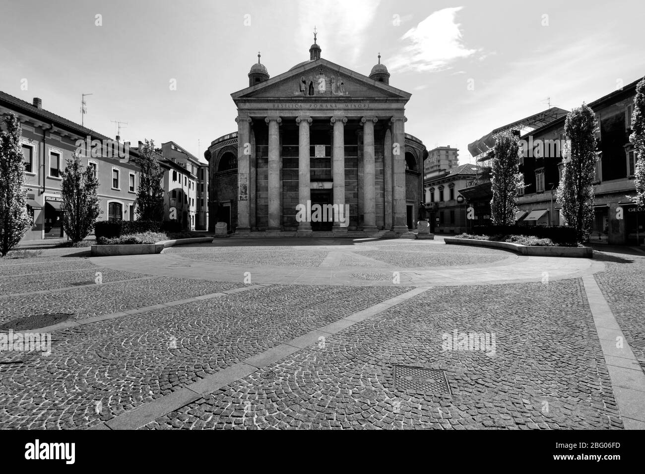 Le silence et la désolation dans une ville proche de Milan, dimanche matin, pendant Coronavirus.l'église principale est vide pas de gens. Banque D'Images