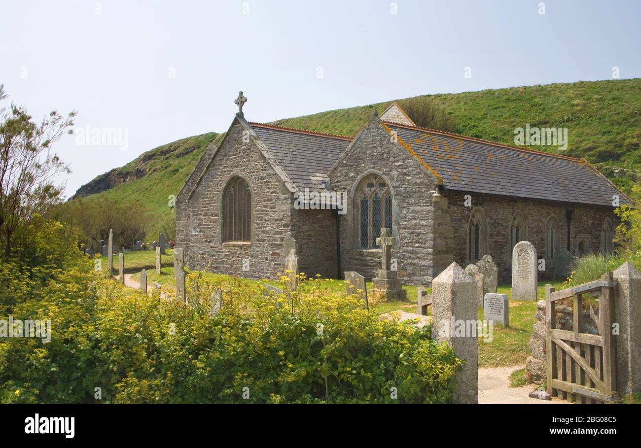 Crique à l'église au sud de la côte de Cornwall Banque D'Images
