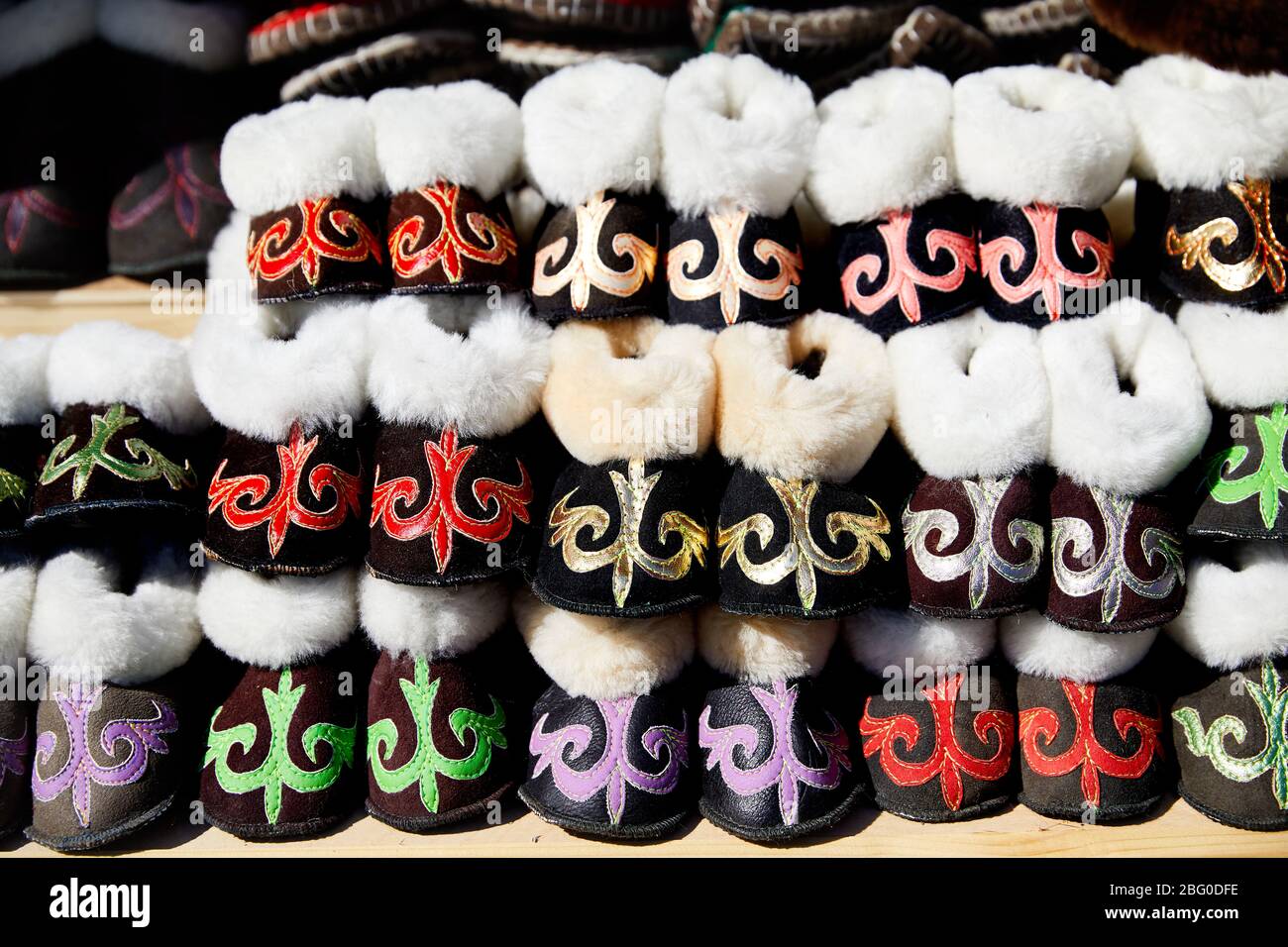 Des chaussures avec divers groupes ethniques Kazakh schéma traditionnel de la rue du marché à Almaty, Kazakhstan Banque D'Images