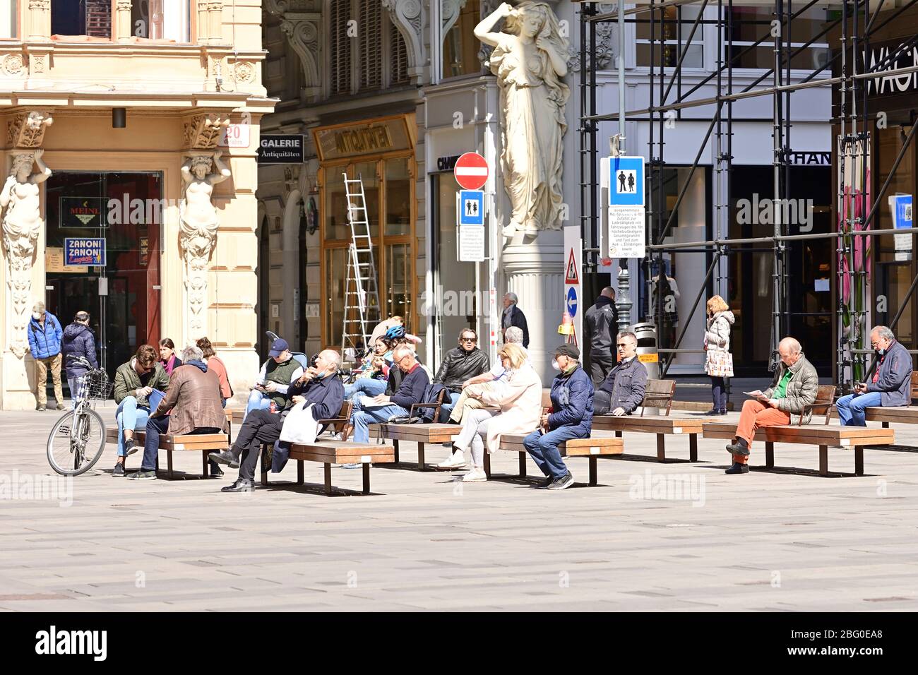 Vienne, Autriche. 20 avril 2020. Une journée de printemps chaude et ensoleillée à Vienne. Les gens apprécient le beau temps dans le premier quartier de Vienne. Crédit: Franz PERC / Alay Live News Banque D'Images Vienne, Autriche. 20 avril 2020. Une journée de printemps chaude et ensoleillée à Vienne. Les gens apprécient le beau temps dans le premier quartier de Vienne. Crédit: Franz PERC / Alay Live News Banque D'Images