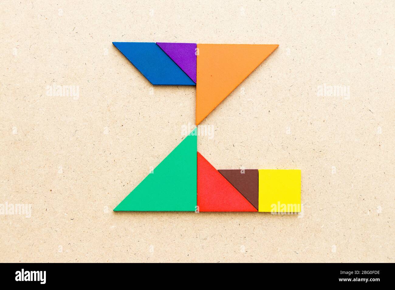 Puzzle en forme de lettre Z de tangram sur fond de bois Banque D'Images