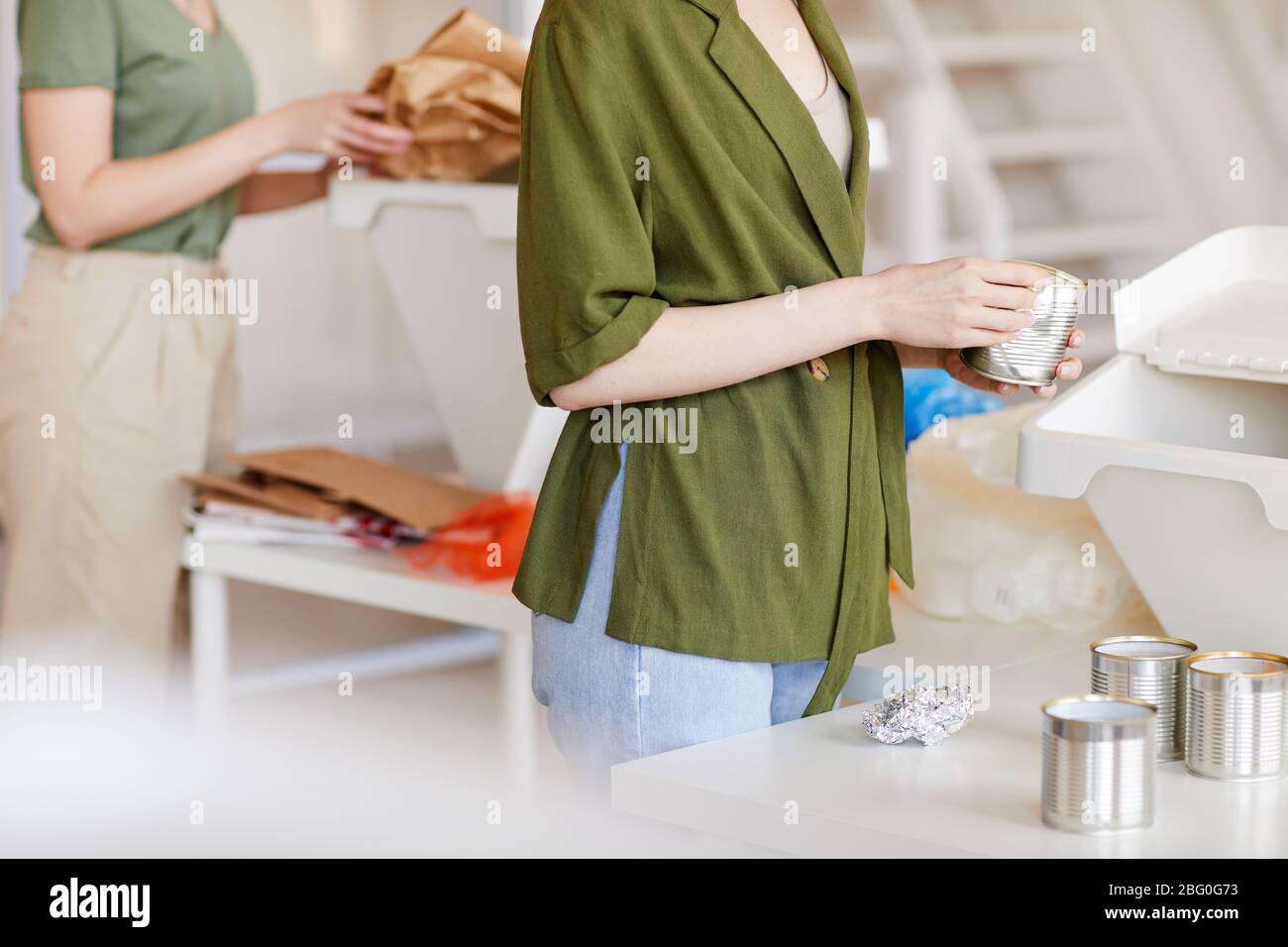 Vue en mi-section chez les personnes non reconnaissables qui trient les déchets pour les recycler à la maison, se concentrer sur les femmes qui nettoyent les boîtes métalliques en premier plan, espace de copie Banque D'Images Vue en mi-section chez les personnes non reconnaissables qui trient les déchets pour les recycler à la maison, se concentrer sur les femmes qui nettoyent les boîtes métalliques en premier plan, espace de copie Banque D'Images