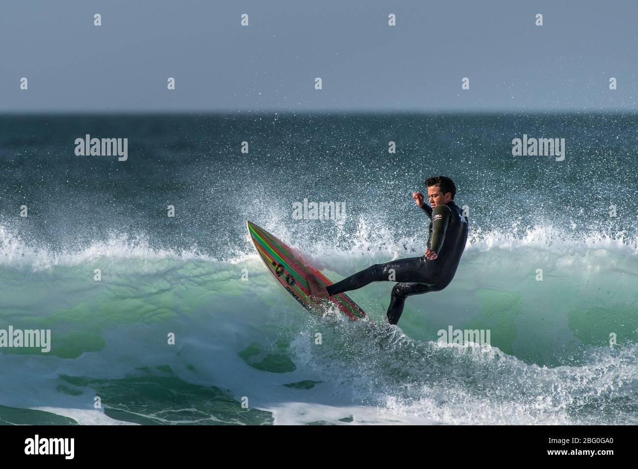 Surf à l'action spectaculaire dans Fistral Newquay en Cornouailles. Banque D'Images