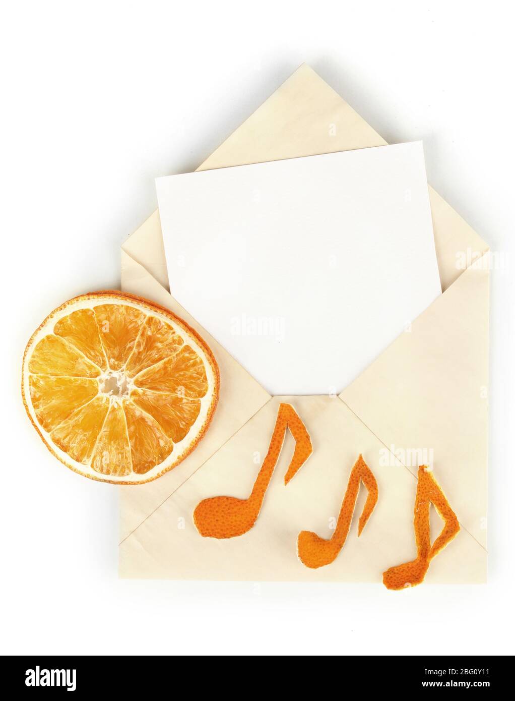 Ancienne enveloppe avec du papier vierge isolé sur blanc Banque D'Images