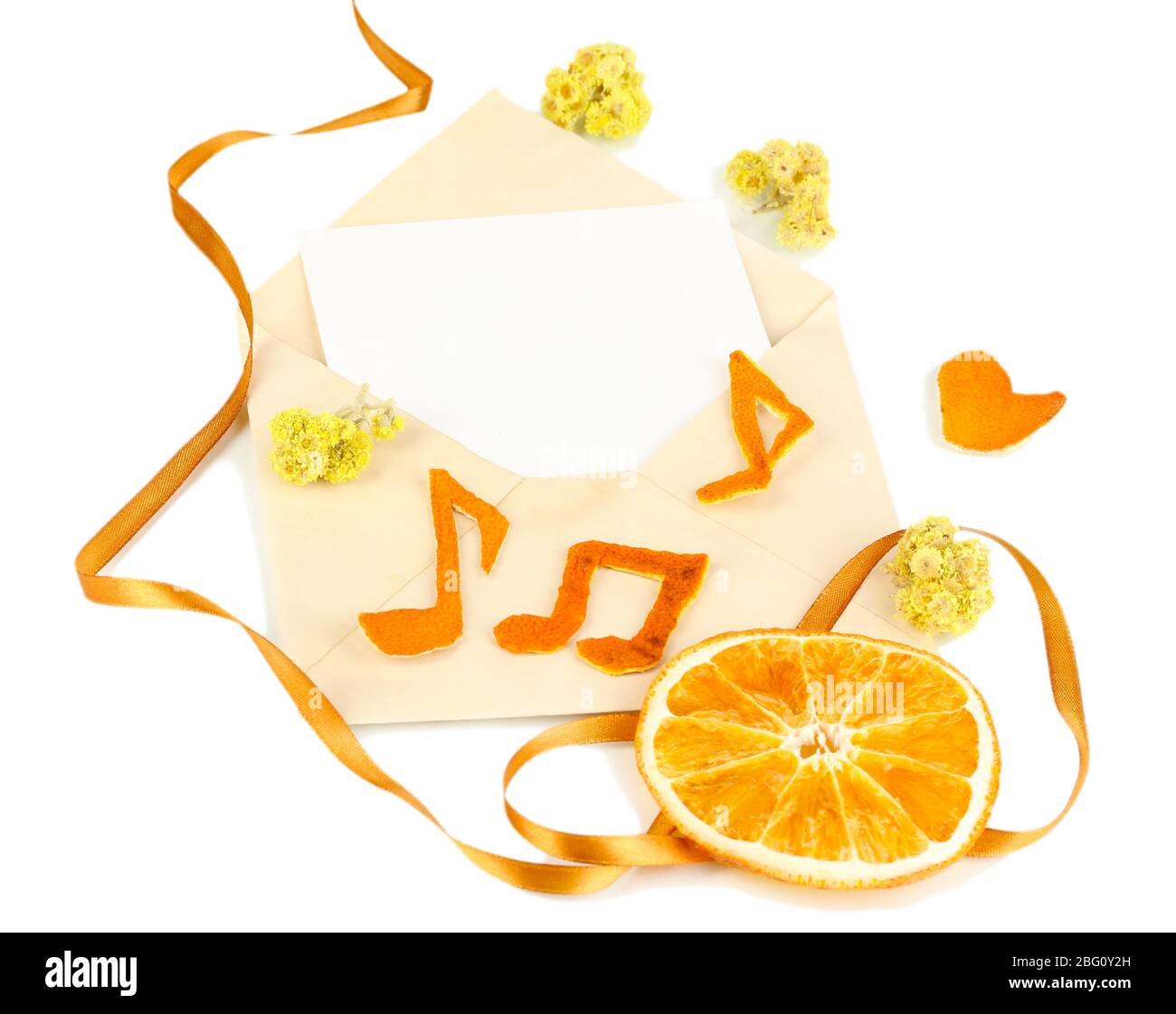 Ancienne enveloppe avec du papier vierge isolé sur blanc Banque D'Images