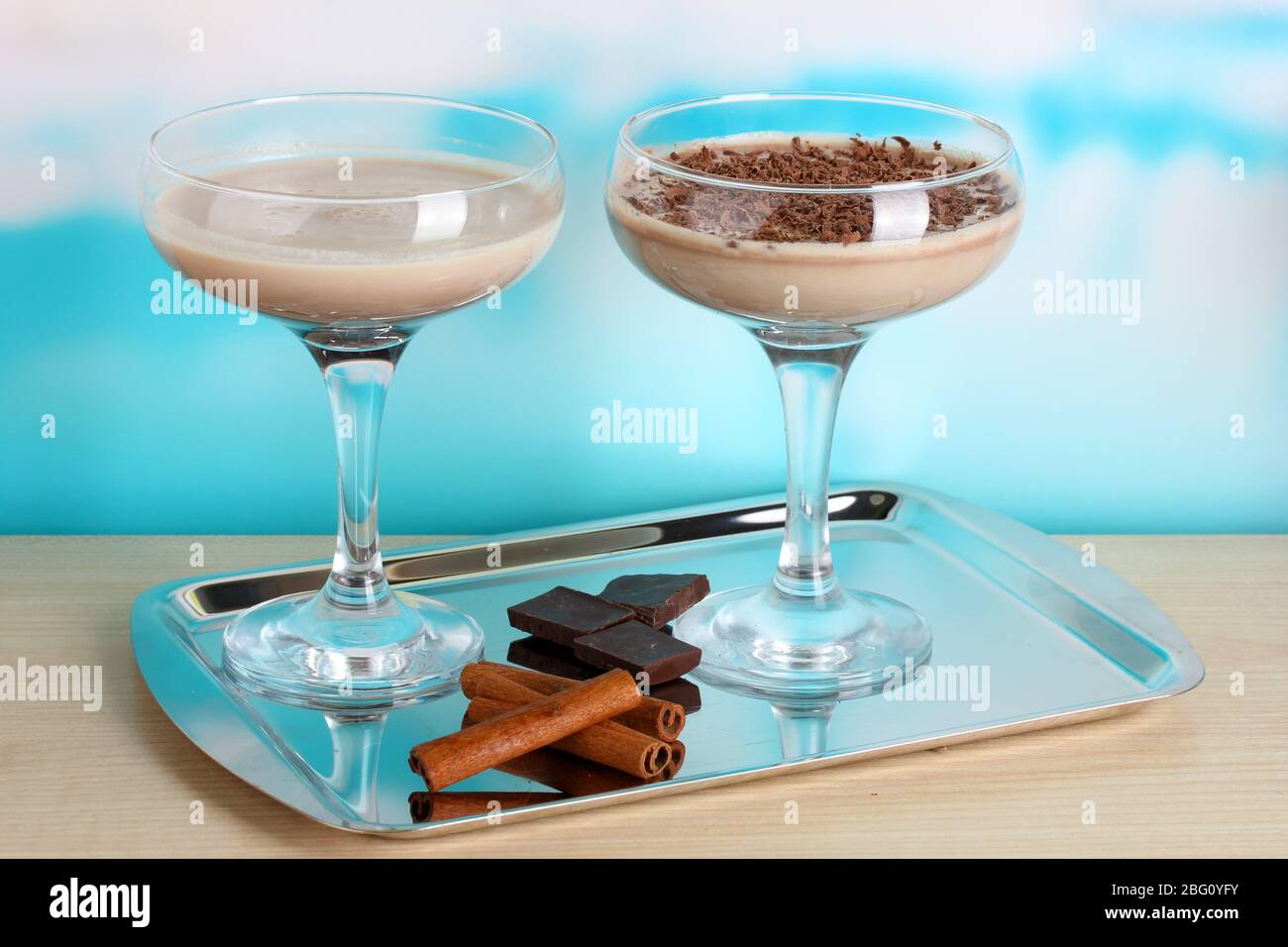 Cocktails crème sur fond bleu clair Banque D'Images