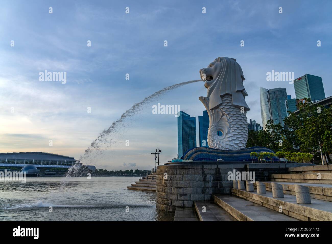 Singapour : 12 février 2020 : Singapour Merlion Park centre-ville de Singapour quartier des affaires au lever du soleil Banque D'Images