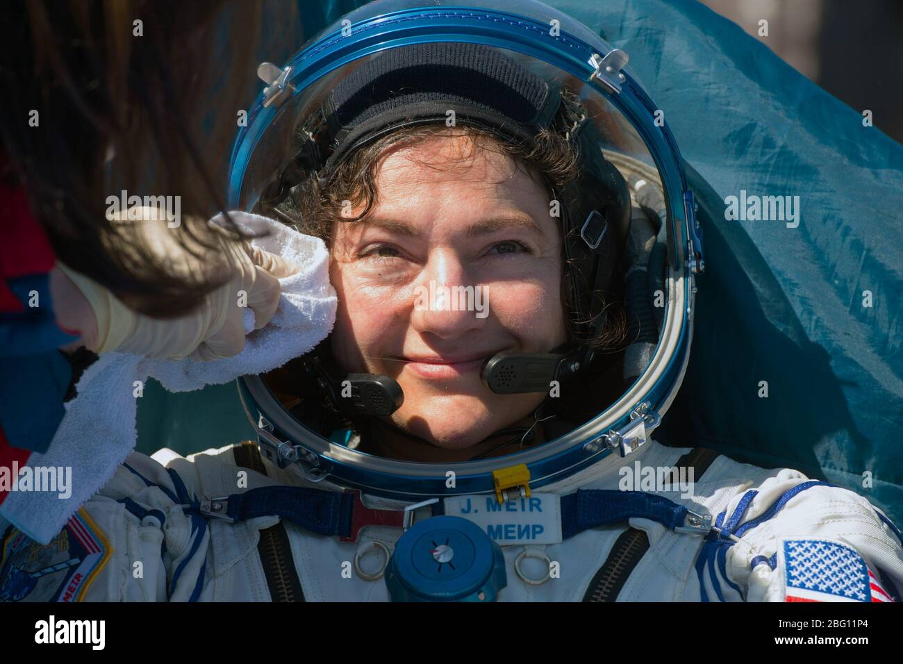 ZHEZKAZGAN, KAZAKHSTAN - 17 avril 2020 - l'astronaute de l'expédition 62 Jessica Meir est vue à l'extérieur de l'engin Soyuz MS-15 après son atterrissage à la NASA AS Banque D'Images