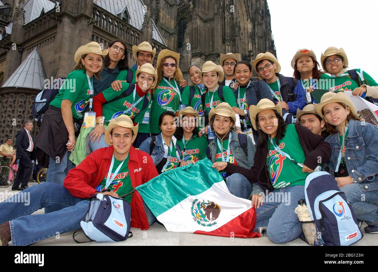 Koeln, 16.8.05, Weltjugendtag 2005: Mexikanische Pilger am Kšlner Dom | les pèlerins mexicains posent avec leur drapeau à la cathédrale de Cologne [ © Michael Kolvenbach, im Kamp 25 , D-40667 Meerbusch , Deutschland tel.: +49(0)2132 911 604 , fax: +49(0)2132 605 Bankbindmoin| +41|| +41(0)41|||||| +41(0|||||||||| 0||||| 0|||||||||| Deutsche Bank Düsseldorf , KTO.: 0436535 , BLZ: 300 700 24 , BIC: DEUTDEDBDUE , IBAN: DE78300700240043653500 , St. SATZ: 7% , E-mail: mikol@kolvenbach-photo.de , Foto ist honorarpflichtig, Bei Banque D'Images