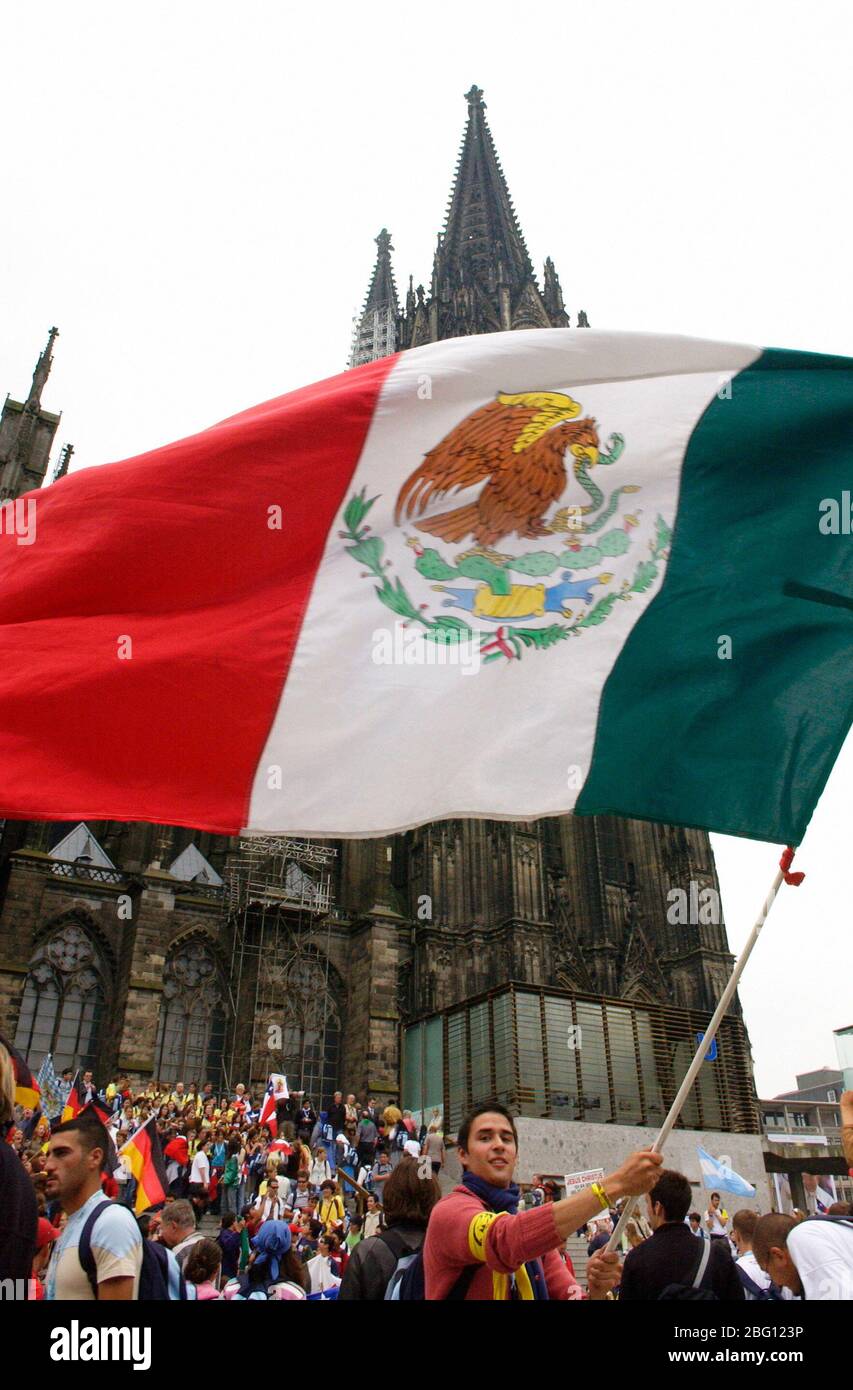 Koeln, 16.8.05, Weltjugendtag 2005: Mexikanische Pilger am Kšlner Dom | pèlerin mexicain qui agacent son drapeau à la cathédrale de Cologne en arrière-plan [ © Michael Kolvenbach, im Kamp 25 , D-40667 Meerbusch , Deutschland tel.: +49(0)2132 911 604 , fax: +49(0)2132| 0132 0511| +41(0)9504| 0132| 039|| 039| 039| 039| 039| 039| 039| 039| 039| 039| 039| Deutsche Bank Düsseldorf , KTO.: 0436535 , BLZ: 300 700 24 , BIC: DEUTDEDBDUE , IBAN: DE78300700240043653500 , St. SATZ: 7% , E-mail: mikol@kolvenbach-photo.de , Foto ist honorar Banque D'Images