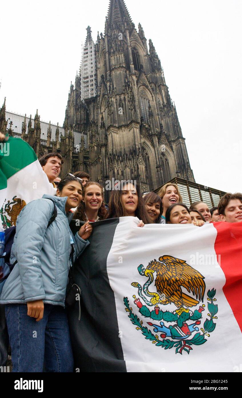 Koeln, 16.8.05, Weltjugendtag 2005: Mexikanische Pilger am Kšlner Dom | les pèlerins mexicains posent avec leur drapeau à la cathédrale de Cologne en arrière-plan [ © Michael Kolvenbach, im Kamp 25 , D-40667 Meerbusch , Deutschland tel.: +49(0)2132 911 604 , fax: +49(0)2132| 0132 0511| +41(0)9504| 092| 039|| 039| 039| 039| 039| 039| 039| 039| 039| 039| 039| 039 Deutsche Bank Düsseldorf , KTO.: 0436535 , BLZ: 300 700 24 , BIC: DEUTDEDBDUE , IBAN: DE78300700240043653500 , St. SATZ: 7% , E-mail: mikol@kolvenbach-photo.de , Foto ist ho Banque D'Images