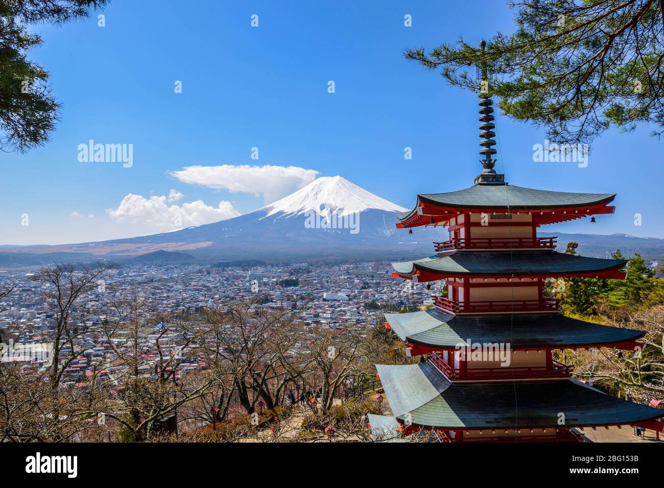 Vue imprenable sur le mont Fuji enneigé avec pagode au Japon, Kawaguchiko Banque D'Images