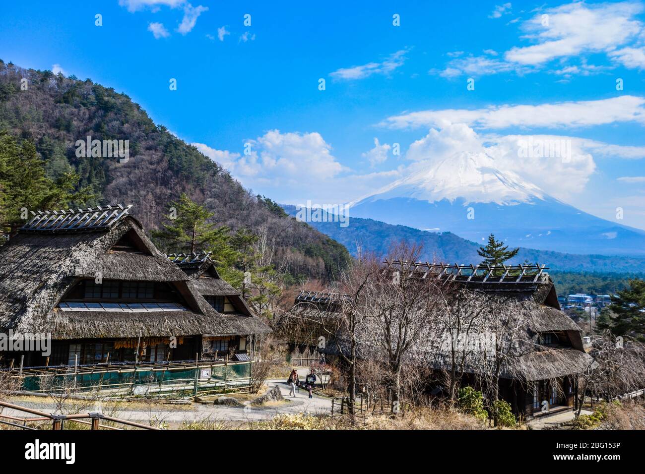 Vue imprenable sur le mont Fuji enneigé avec des cabines rurales à Kawaguchiko au Japon Banque D'Images