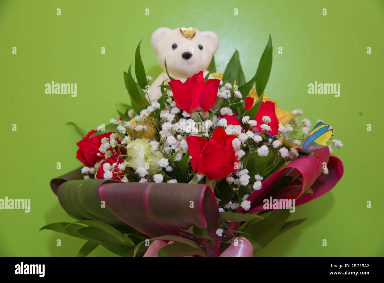 Bouquet de fleurs rouges .Rose rouge avec ours blanc en peluche en boîte  sur fond vert Photo Stock - Alamy