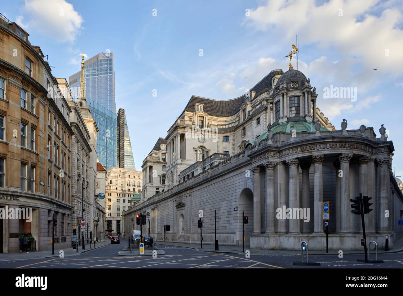 Zone déserte vide de Lothbury Street avec la Banque d'Angleterre pendant les déplacements restreints de Coronavirus COVID-19, verrouillage de quarantaine dans la ville de Londres Banque D'Images