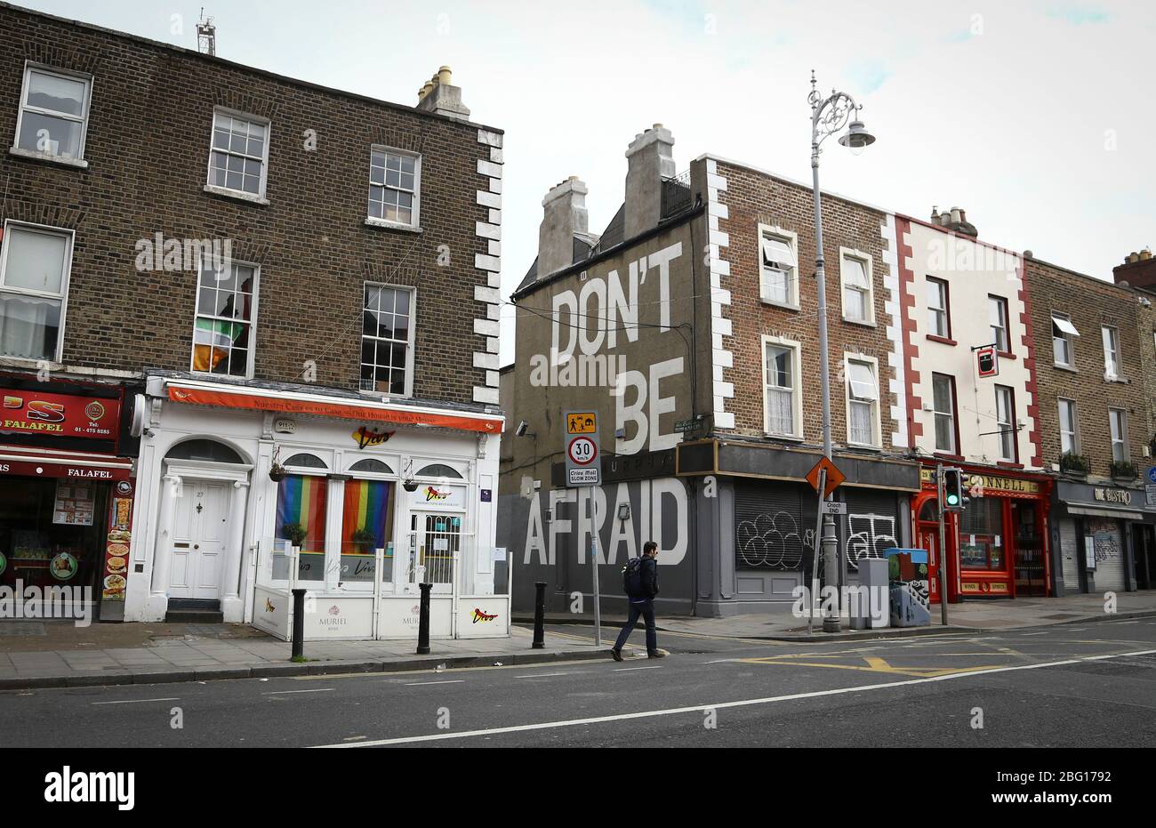 Dublin, Irlande - 19 avril 2020: Fresque à Richmond place, Portobello par l'artiste de Dublin, Maser, de Poet Seamus Heaney's Last Words, «Noli timere». Banque D'Images