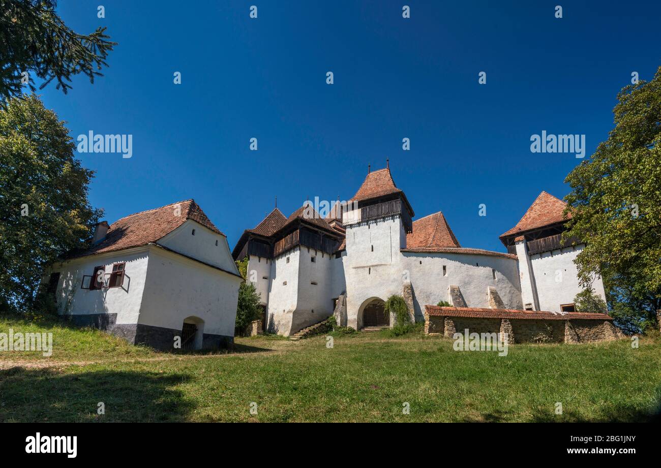 Église médiévale saxonne fortifiée dans le village de Viscri, site classé au patrimoine mondial de l'UNESCO, Comté de Brasov, Transylvanie, Roumanie Banque D'Images