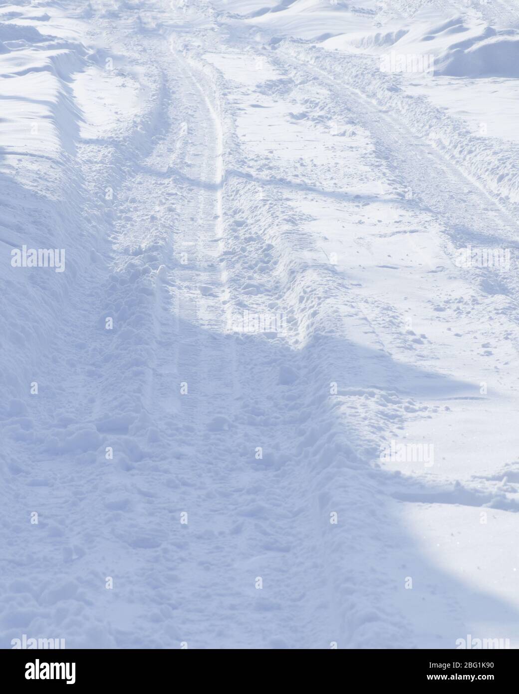 Vue sur le fond enneigé. Texture de neige scintillable. Fond de neige fraîche Banque D'Images