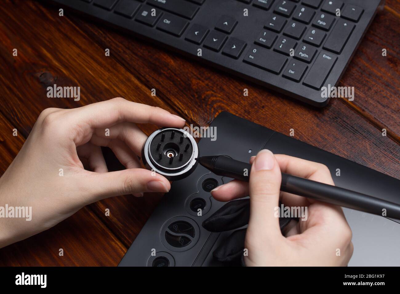 Freelance, concepteur, Illustrator. Modifiez la pointe du stylet de la tablette graphique. Dessinez sur une tablette numérique. Technologie, travail à distance, externalisation. Gant et Banque D'Images