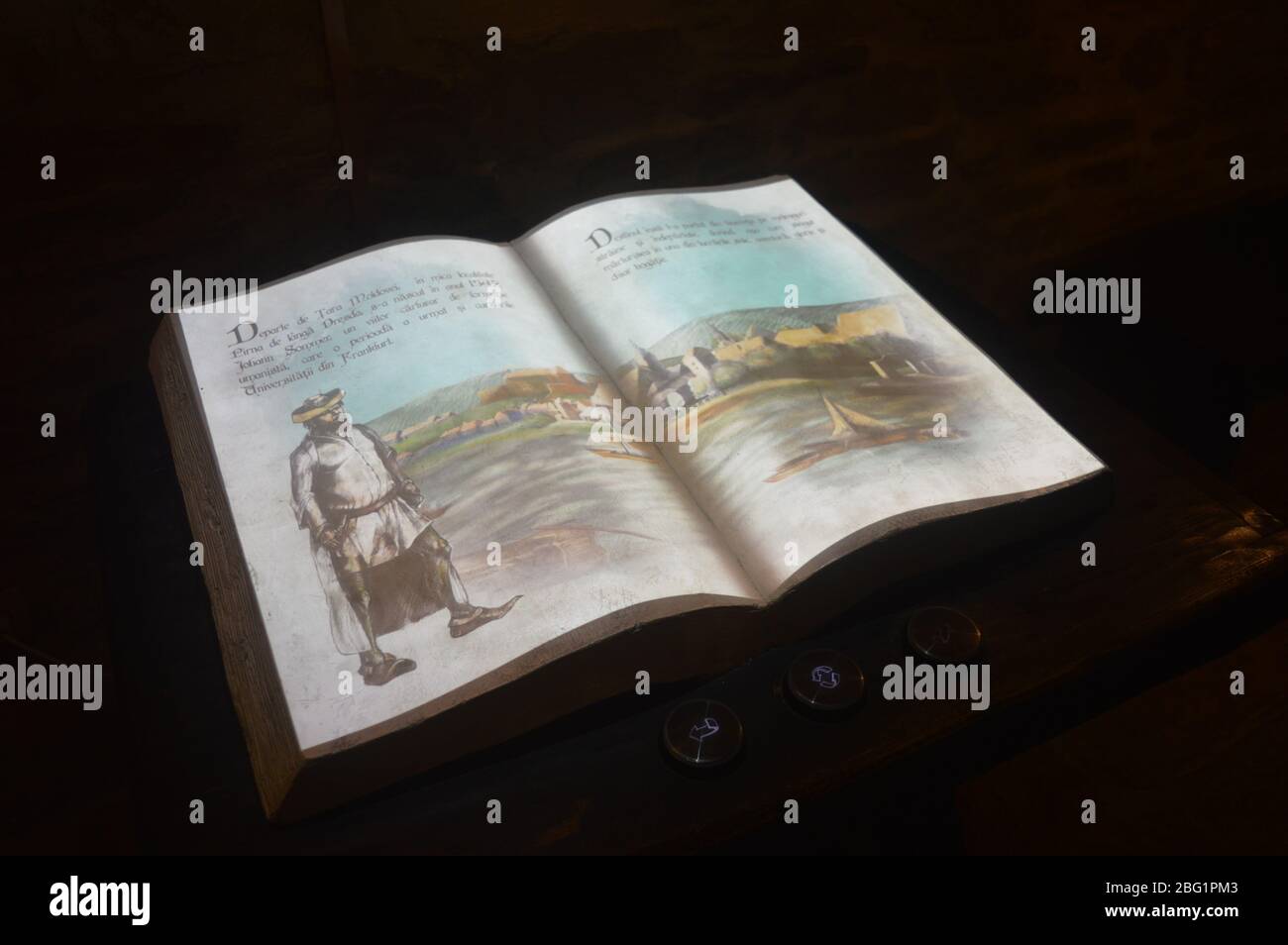 Un livre historique ouvert et illustré exposé sous une lumière douce, avec texte et dessin d'une figure médiévale dans un cadre de musée. Banque D'Images