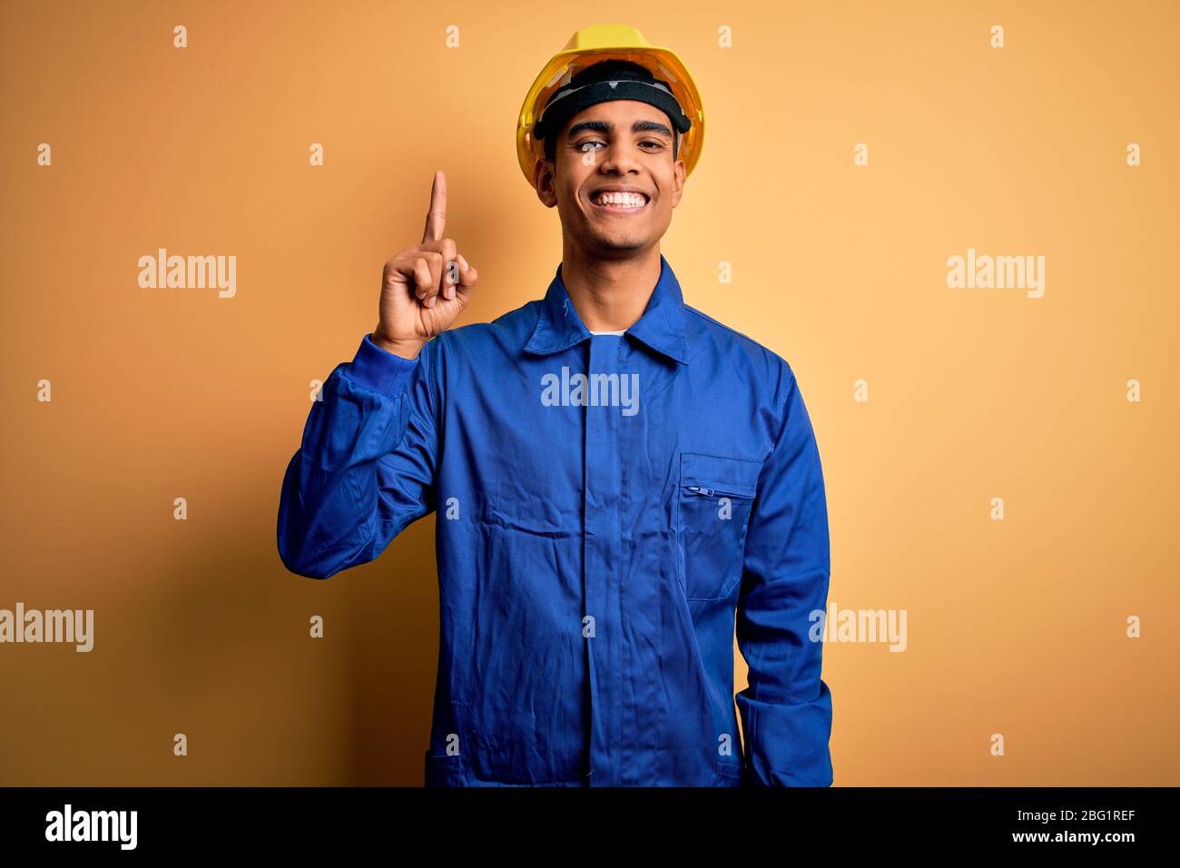 Jeune homme de travail africain américain portant un uniforme bleu et ...