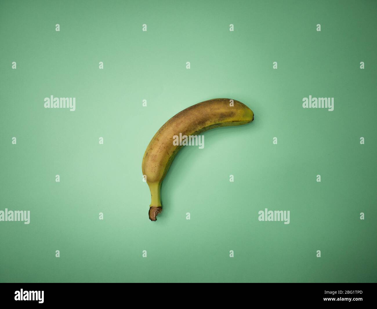 Bananes mûres isolées sur fond vert. Banque D'Images