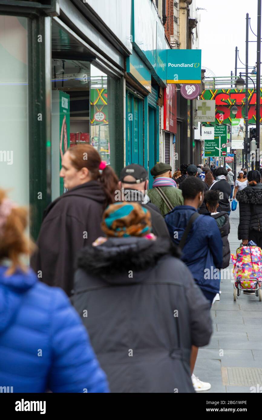 Une file d'attente à l'extérieur de la boutique Poundland sur Brixton Road pendant le maintien de Londres en raison de la propagation de Covid-19, 8 avril 2020 Banque D'Images