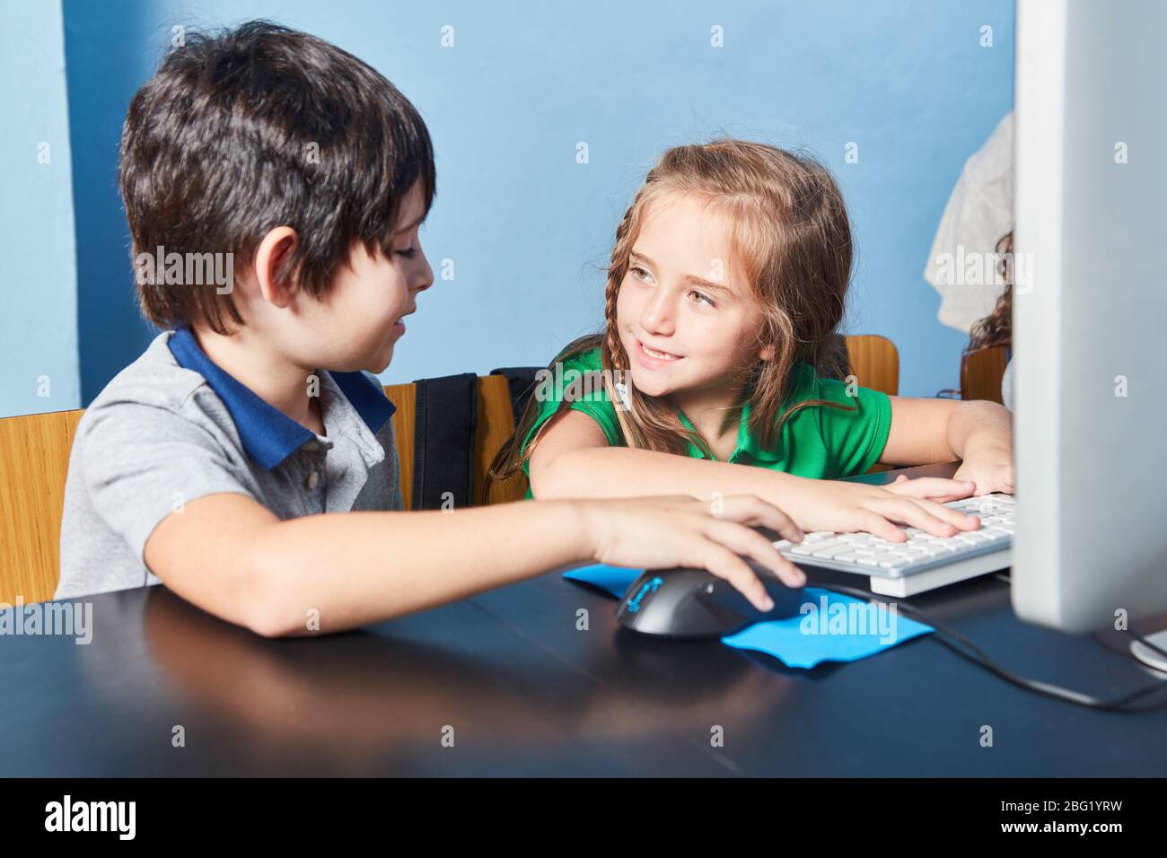 Deux élèves apprennent ensemble à un ordinateur de l'école primaire Banque D'Images