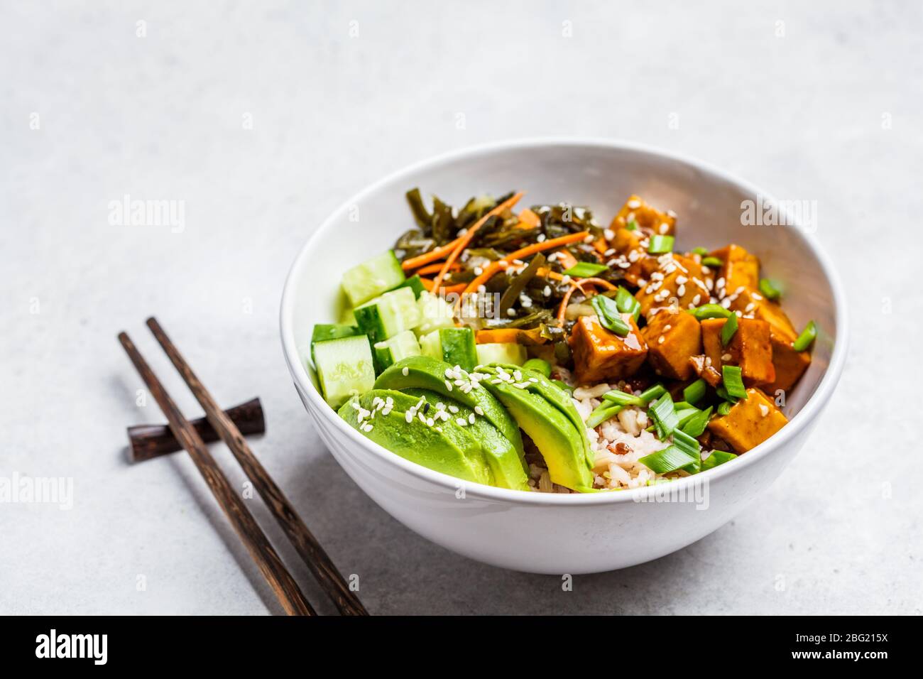 Bol de sélection vegan ahi avec tofu, riz, algues, avocat et concombre. Banque D'Images