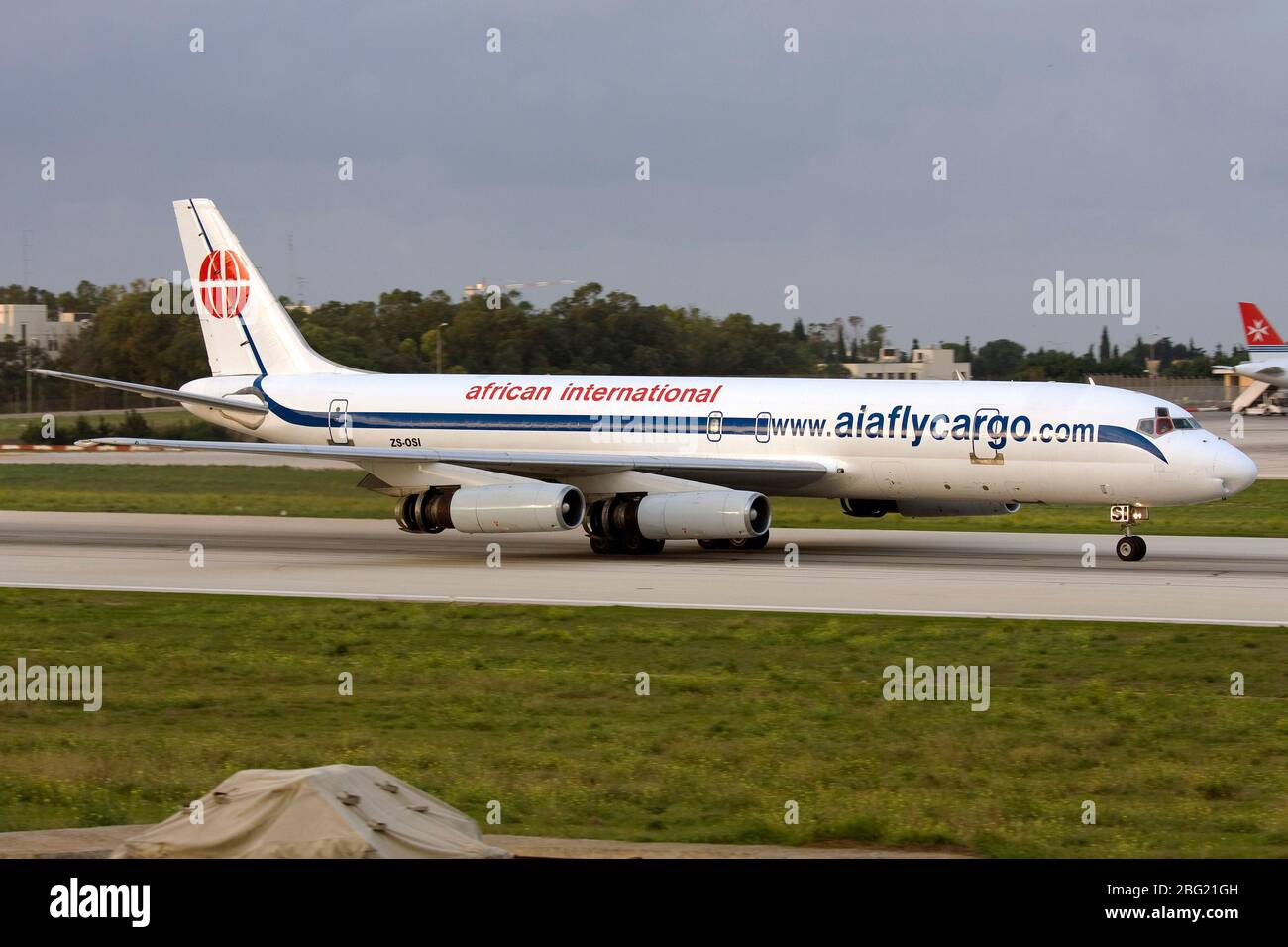 African International Airlines McDonnell Douglas DC-8 à l'atterrissage piste 31. Banque D'Images