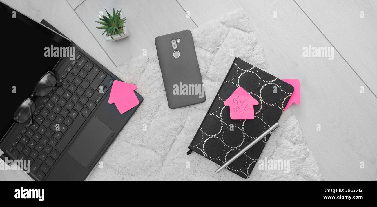 Maquette de la vue supérieure formation ou travail à domicile en ligne. École à domicile ou bureau avec ordinateur portable, stylo, lunettes et ordinateur portable avec place pour le texte. Travail à distance et Banque D'Images