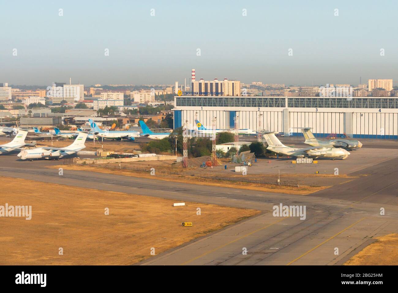 Abandon d'Ilyushin 76 avions cargo dans la rampe. Hangar d'entretien de Ouzbékistan Airways à l'aéroport Islam Karimov. Vieux avions de l'époque soviétique. Banque D'Images