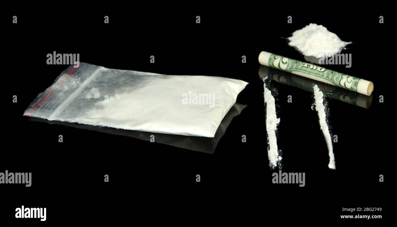 Tas de drogues de cocaïne et lignes avec des billets laminés, gros plan Banque D'Images