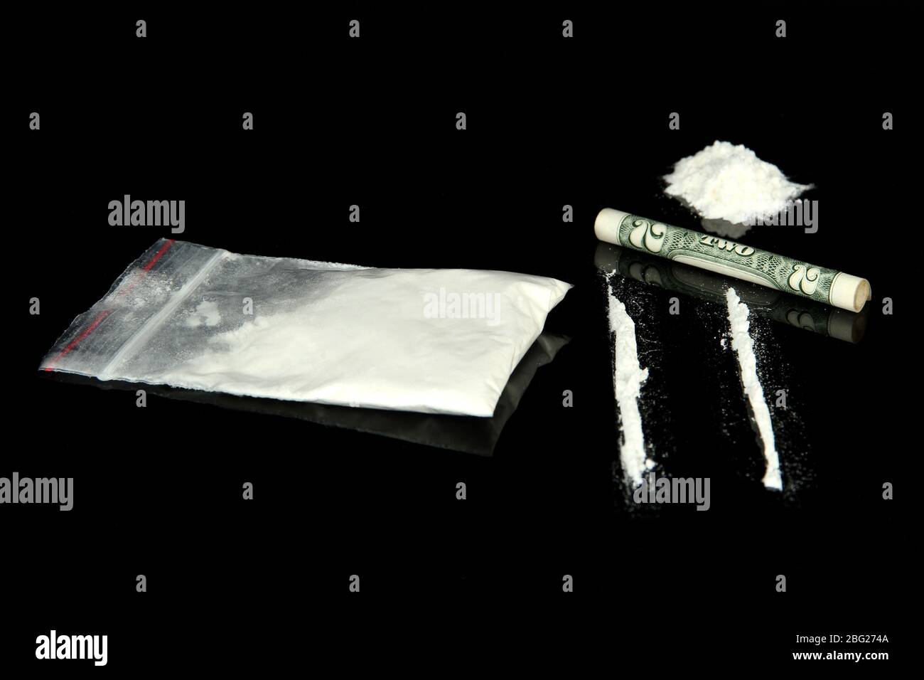Tas de drogues de cocaïne et lignes avec des billets laminés, gros plan Banque D'Images