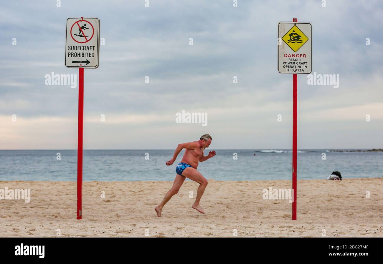 Sydney. 20 avril 2020. Un homme se dirige à Coogee Beach à Sydney, en Australie, le 20 avril 2020. Les habitants de la région ont frappé l'eau pour leur première baignade en trois semaines, les trois plages de Sydney étant ouvertes pour la première fois depuis que la propagation de COVID-19 a ralenti. Crédit: Bai Xuefei/Xinhua/Alay Live News Banque D'Images