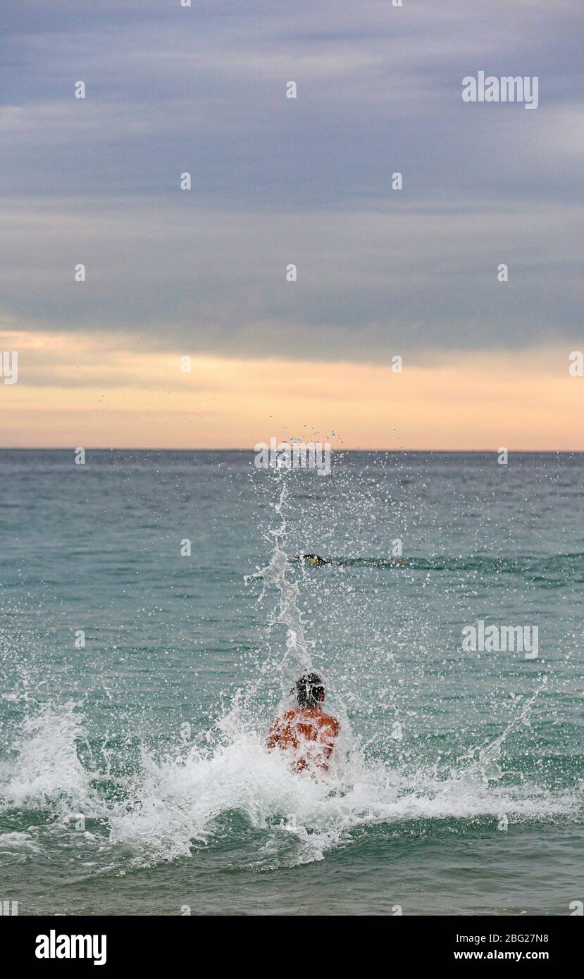 Sydney. 20 avril 2020. Un homme nage à Coogee Beach à Sydney, en Australie, le 20 avril 2020. Les habitants de la région ont frappé l'eau pour leur première baignade en trois semaines, les trois plages de Sydney étant ouvertes pour la première fois depuis que la propagation de COVID-19 a ralenti. Crédit: Bai Xuefei/Xinhua/Alay Live News Banque D'Images