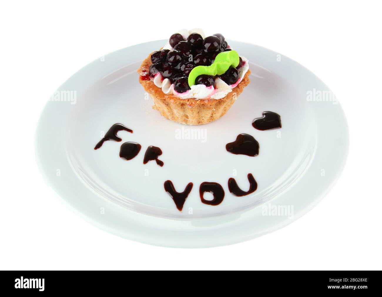 Gâteau sucré avec sauce au chocolat et au blackberry sur plaque, isolé sur blanc Banque D'Images