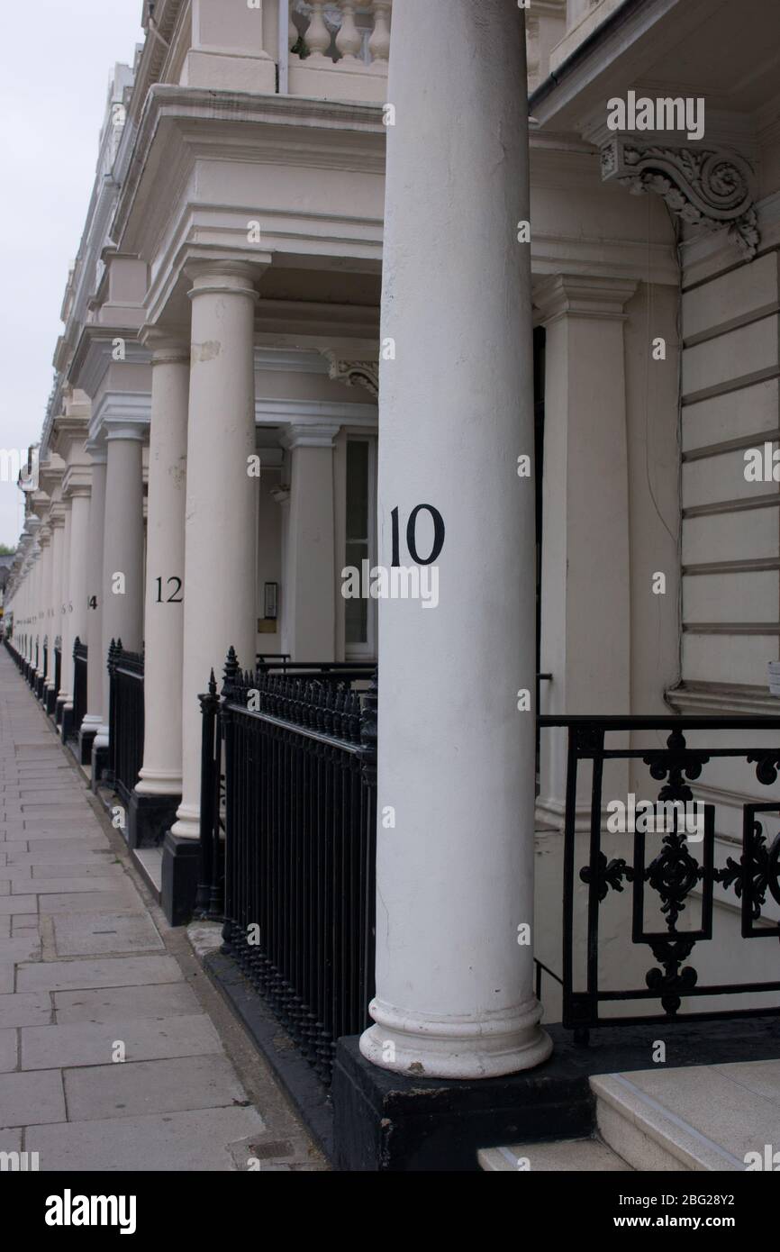 Rangée élégante de maisons classiques à Londres, Angleterre avec les numéros 10 et 12 visibles Banque D'Images