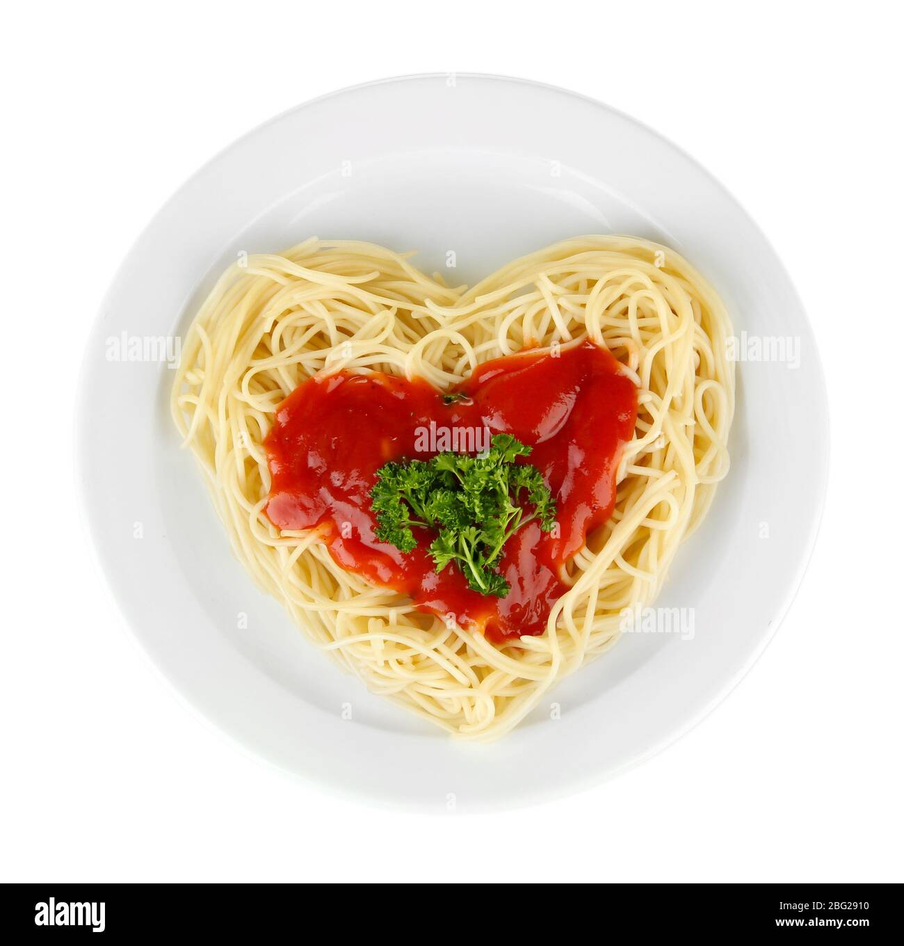 Spaghetti cuit soigneusement arrangé en forme de coeur et recouvert de sauce tomate, isolé sur blanc Banque D'Images
