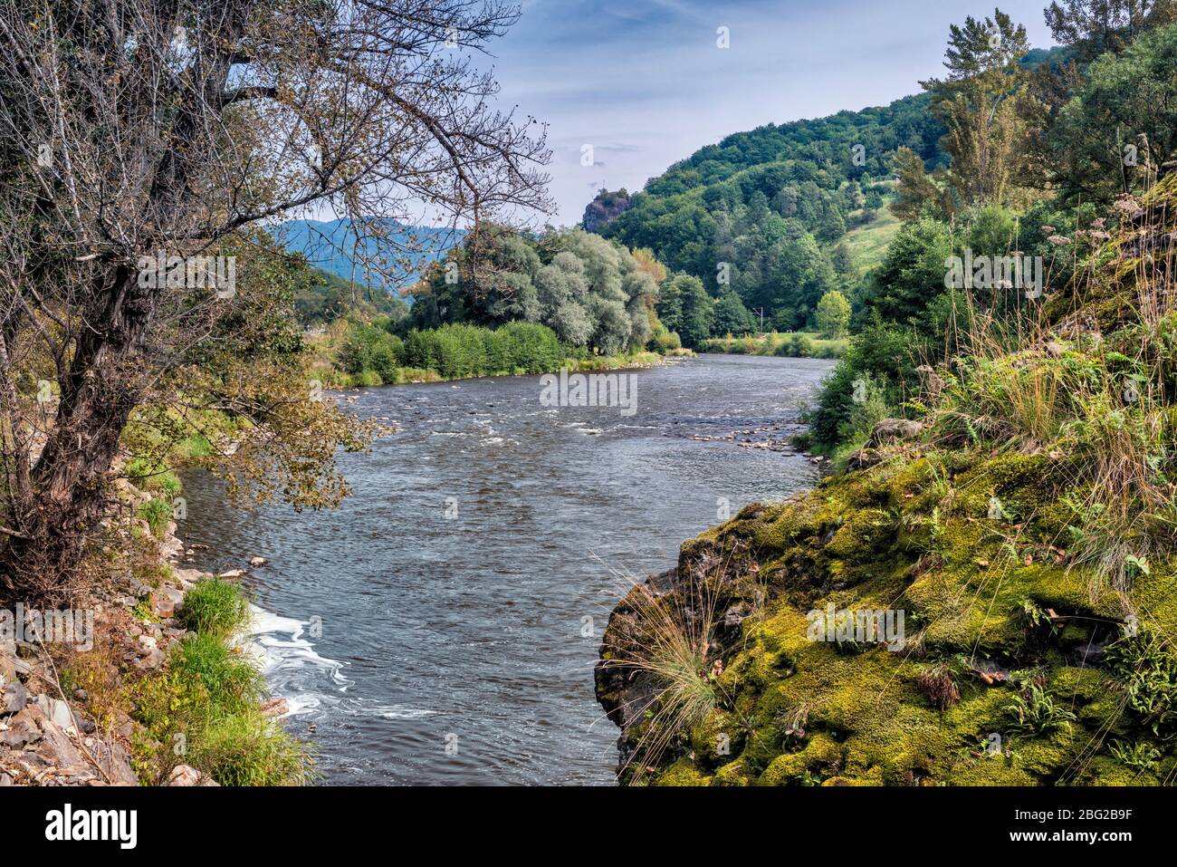 Mures River Valley dans les Carpates orientales, près du village de Galaoaia, Mures County, Transylvanie, Roumanie Banque D'Images