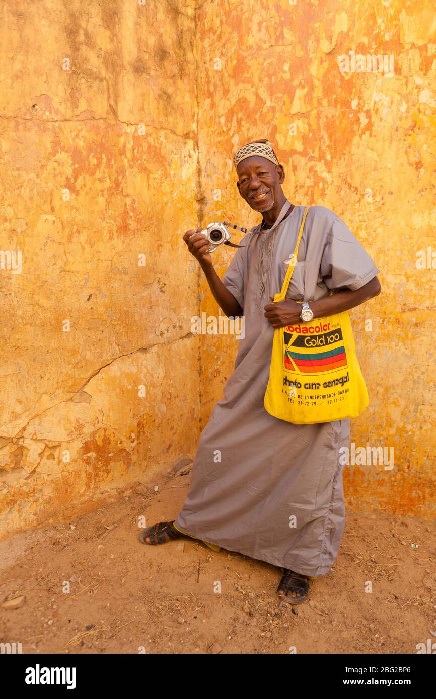Célèbre photographe de portraits Oumar Ly au fort de Podor, Sénégal. Banque D'Images