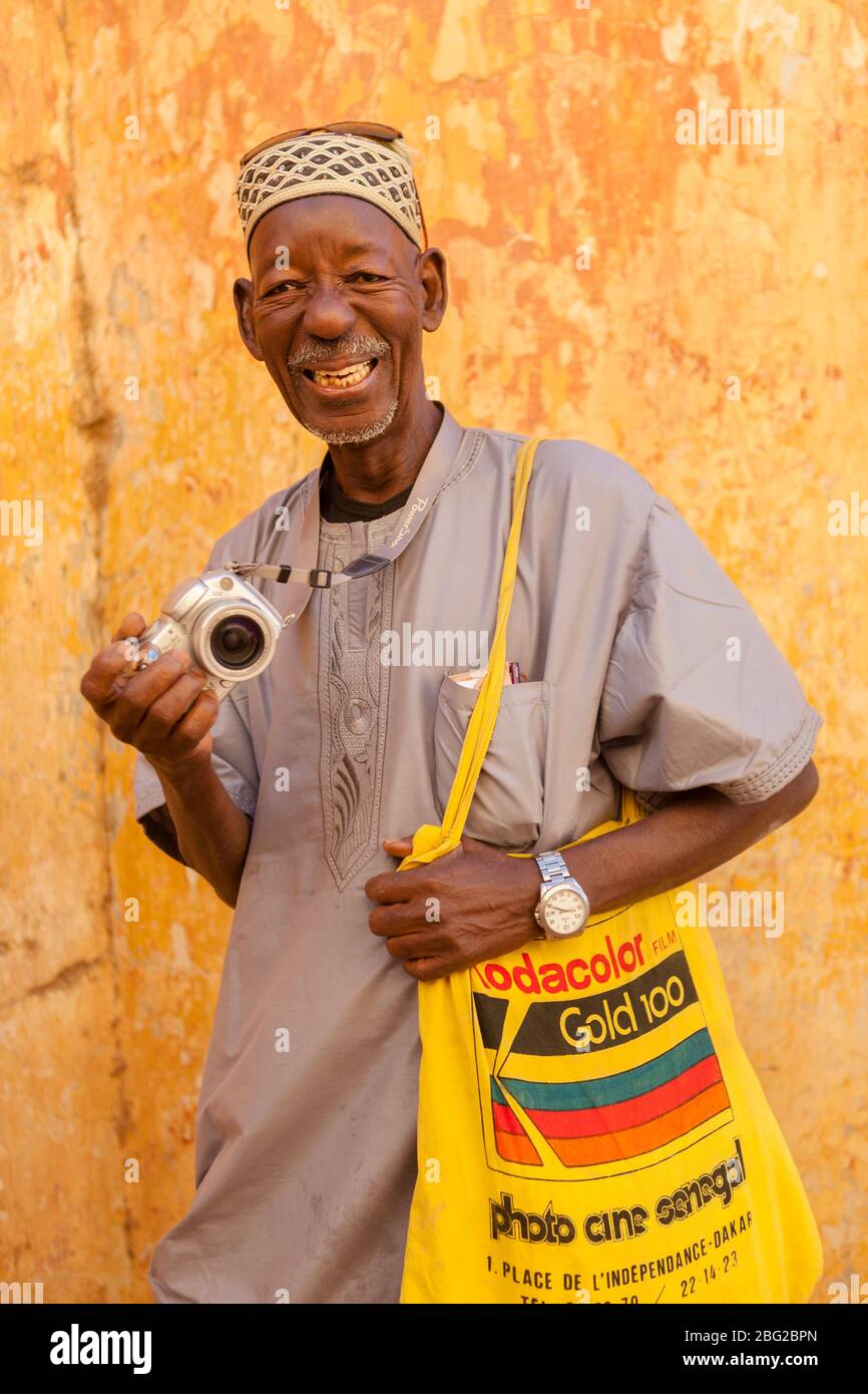 Célèbre photographe de portraits Oumar Ly au fort de Podor, Sénégal. Banque D'Images