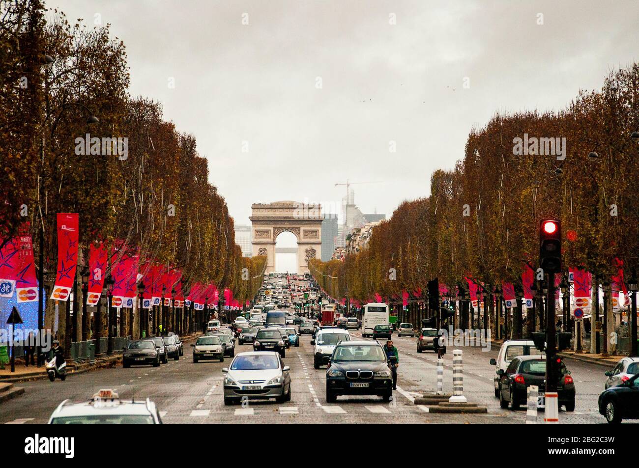 Champs Élysées et Arc de Triomphe, Paris, France. Banque D'Images