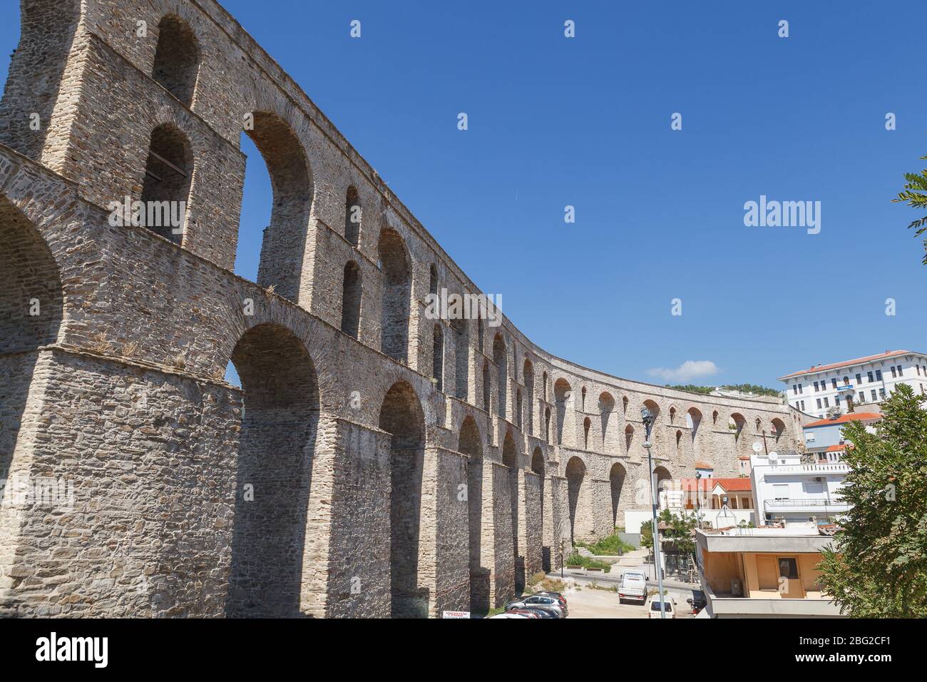 Aqueduc médiéval Kamares dans la ville de Kavala. Journée d'été ensoleillée en Macédoine, Grèce, Europe. Banque D'Images