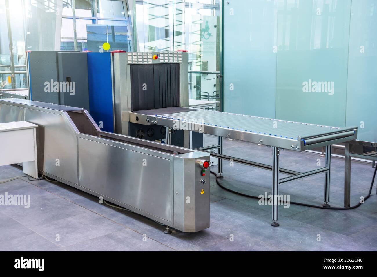 Machine à rayons X pour le contrôle des bagages des passagers au comptoir d'enregistrement de l'aéroport Banque D'Images